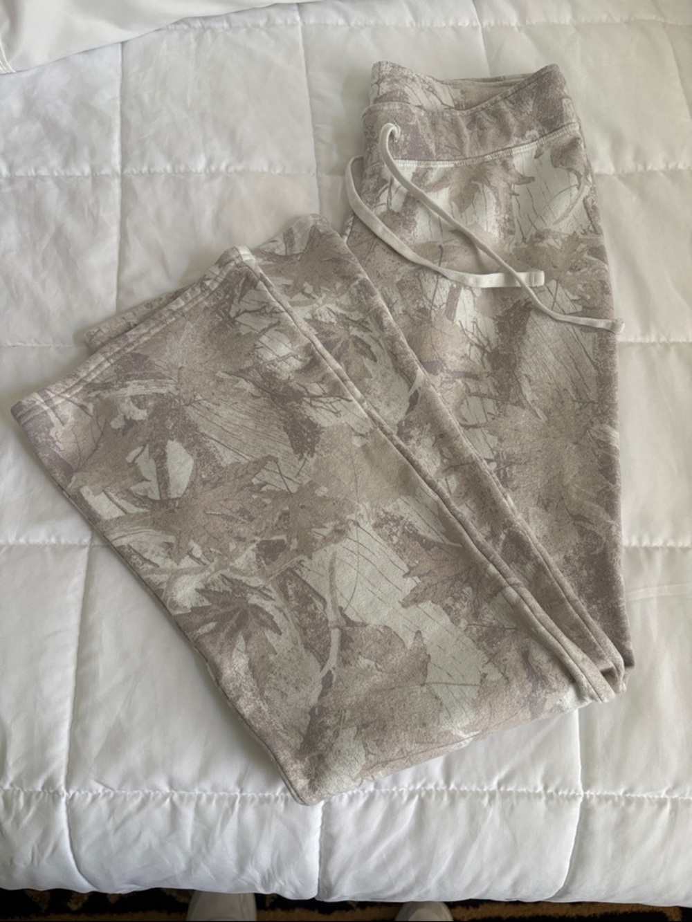 Hollister Beige &‎ Cream Camouflage Print Joggers S  slight flare 29” inseam - Picture 2 of 4